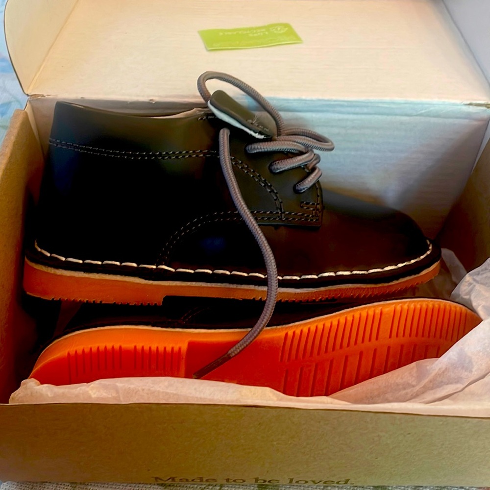 Never Worn Size 9 Bots Logan Mid-Top Lace Up Shoe